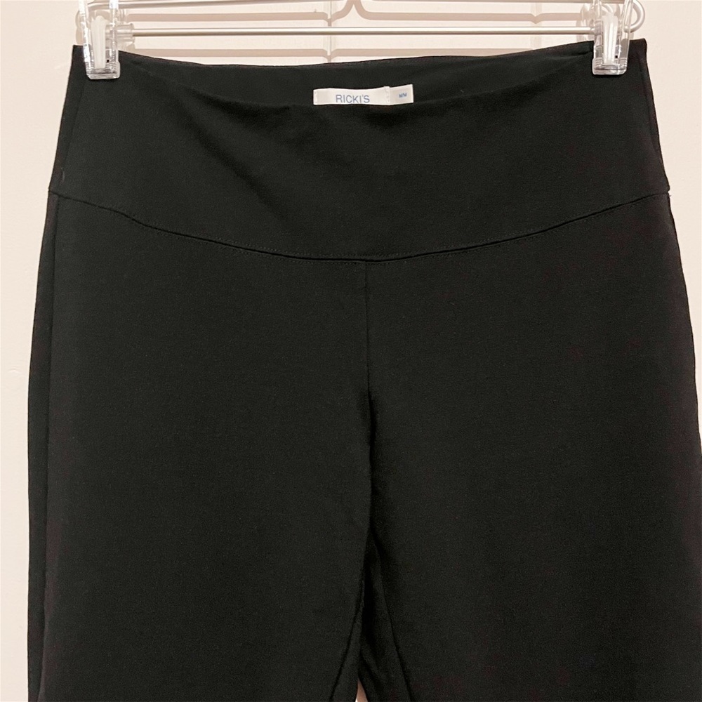 Ricki’s Black Cropped Leggings. Size Medium.